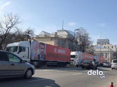 Фото 2 — Возле Рады стоят три грузовика с баннерами за отставку директора НАБУ Сытника (ФОТО)