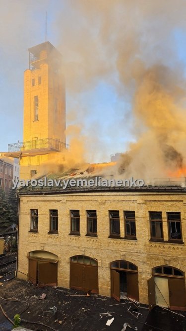 Фото 10 — Массированная атака на Киев: повреждено здание налоговой и офис "Укрпочты", сгорел ТРЦ "Квадрат" (ФОТО)
