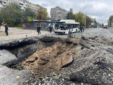 Фото 2 — У Дніпрі менш ніж за добу відремонтували величезну вирву від російської ракети (ФОТО)