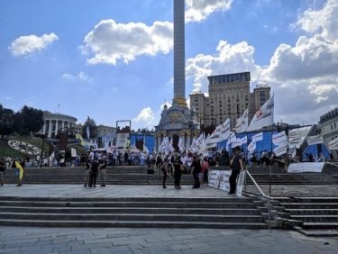 Фото 10 — На Майдане произошли столкновения SaveФОП и силовиков: хотели пронести к ОП гроб с венками