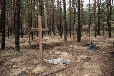 Фото 8 — В массовом захоронении в Изюме обнаружили 450 замученных тел, Зеленский анонсировал "страшное возмездие" (ФОТО)