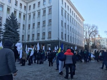 Фото 5 — "Требуем диалога!": под ОП сотни людей требуют внести правки в земельную реформу (ФОТО)