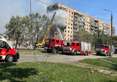 Фото 3 — Армия РФ наснесла ракетный удар по многоэтажке в Кривом Роге (ВИДЕО)