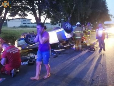 Фото 3 — Под Киевом легковушка с 16 людьми перевернулась на крышу: есть погибшие (ФОТО, ДОПОЛНЕНО)