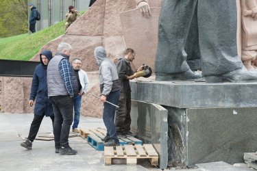 Фото 6 — В Киеве демонтируют скульптуры под аркой "Дружбы народов" (ФОТО)