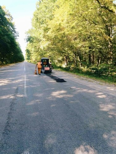 Фото 2 — Ямочный ремонт, уборка обочин и обновление знаков: какие дорожные работы продолжаются в Киевской области