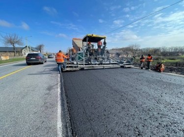 Фото 9 — Ремонт доріг в Україні: за добу ліквідовано 91 тис. кв. м пошкоджень на державних трасах