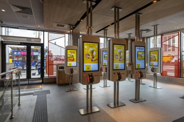 Фото 5 — На Вокзальній у Києві відкрився оновлений McDonald’s із пасажирським ліфтом (ФОТО)