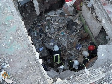 Фото 2 — Ракетний удар по багатоповерхівці у Миколаєві: кількість загиблих збільшилася до шести