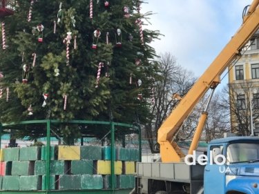 Фото 3 — Новый год в Киеве: главную елку страны уже нарядили (ФОТО)