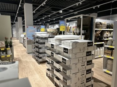 Фото 5 — JYSK открыл восстановленный магазин в уничтоженном в начале войны ТЦ в Гостомеле (ФОТО)