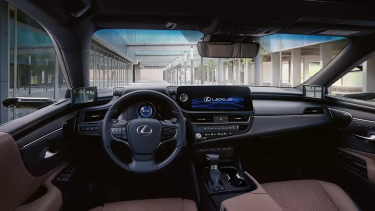 Фото 2 — Lexus ES як універсальний преміальний седан для міста, бізнесу та щоденного використання