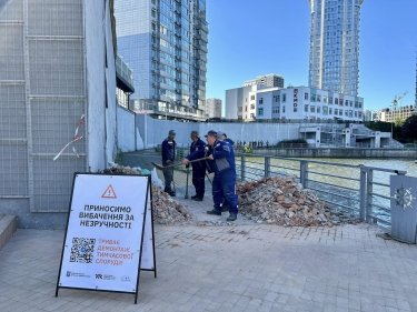 Фото 2 — В Киеве снесли заборы возле ЖК RiverStone, перекрывавшие проход к Днепру (ФОТО, ВИДЕО)