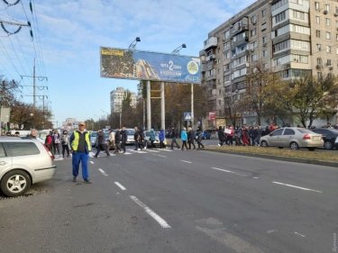 Фото 2 — Одесские предприниматели перекрыли дорогу в знак протеста против карантина (ФОТО, ВИДЕО)