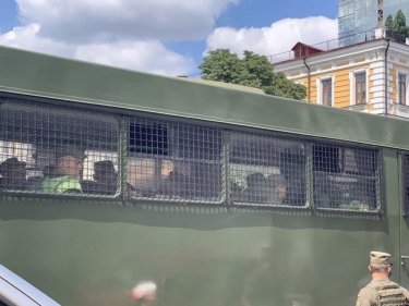 Фото 3 — В Киеве мужчина с бомбой в рюкзаке захватил банк с заложницей (ФОТО)