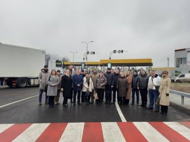 Відремонтовану дорогу відвідали представники Служби відновлення, митної та прикордонної служб, місцевих органів влади, а також міжнародні партнери