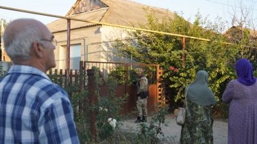 Фото 4 — В Крыму силовики устроили новые обыски в домах крымских татар (ФОТО)