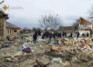 Фото 5 — В селе к югу от Киева из-за обстрела погибли пять человек, разрушены дома (ФОТО)