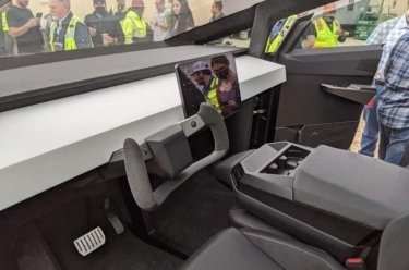 Фото 3 — Илон Маск проехался на прототипе Cybertruck по территории завода Tesla (ФОТО)