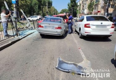 Фото 2 — В Одессе от столкновения авто упала трамвайная остановка, пострадали люди (ФОТО, ВИДЕО)