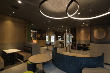 Фото 4 — McDonald’s відкрив ресторан з нетиповою архітектурою під "Батьківщиною-матір'ю" в Києві (ФОТО)
