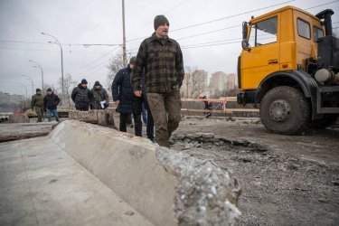 Фото 2 — Кличко проінспектував, як триває ремонт двох шляхопроводів на Оболоні (ФОТО)