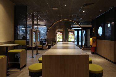 Фото 6 — McDonald’s відкрив ресторан з нетиповою архітектурою під "Батьківщиною-матір'ю" в Києві (ФОТО)