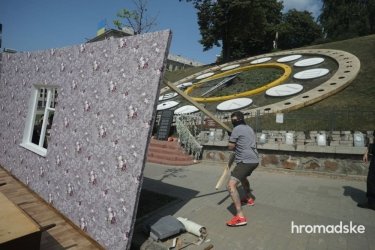 Фото 13 — В Киеве разгромили скандальную выставку на Аллее Небесной Сотни: есть задержанные (ФОТО)
