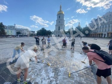 Фото 3 — Alyona Alyona пришла на Софийскую площадь отмывать следы от дрифта (ВИДЕО)