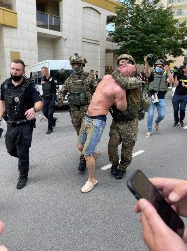 Фото 3 — Спецназ задержал стрелявшего в полицию в киевской квартире: тот успел ее поджечь (ВИДЕО)
