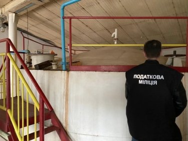 Фото 5 — На спиртзаводе в Харьковской области прошли обыски: нашли "левый" спирт на 4,5 млн грн