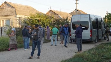 Фото 2 — В Крыму силовики устроили новые обыски в домах крымских татар (ФОТО)