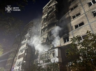 Фото 2 — Армія РФ атакувала Київ: пошкоджена будівля уряду, є загиблі та поранені (ФОТО)