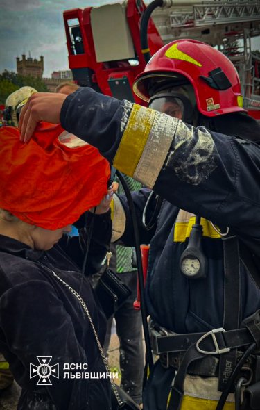 Фото 3 — Пожежа у львівському готелі "Власта" сталася через вибух батареї електроскутера (ФОТО, ВІДЕО)