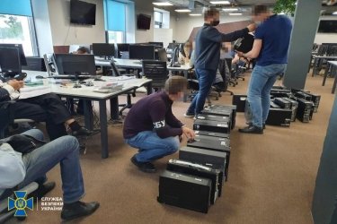 Фото 6 — СБУ накрыла офис мошенников, воровавших миллионы у вложивших в "торговлю на бирже" (ВИДЕО)