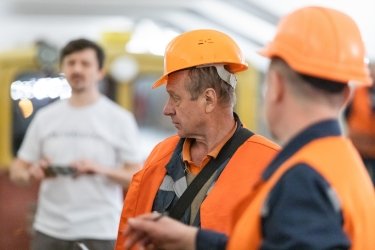 Фото 7 — На київській станції метро "Площа Українських Героїв" змонтували перший напис 3-кілограмовими літерами (ФОТО)