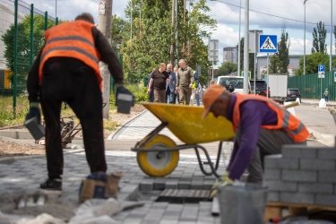 Фото 10 — Нові зупинки та безбар’єрний простір: у  Дарницькому районі Києва триває капремонт вулиці (ФОТО)