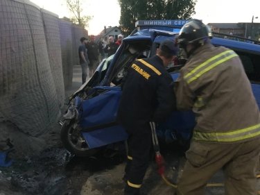 Фото 2 — В Киеве авто влетело в бетонные блоки посреди улицы: пассажиры погибли (ФОТО, ВИДЕО)