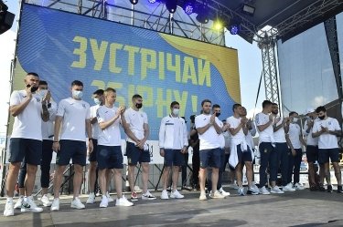 Фото 3 — Сборная Украины по футболу вернулась в Киев: как ее встретили болельщики (ФОТО, ВИДЕО)