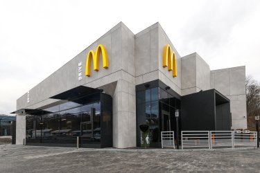 Фото 3 — McDonald’s відкрив ресторан з нетиповою архітектурою під "Батьківщиною-матір'ю" в Києві (ФОТО)