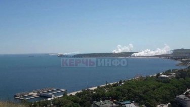 Фото 4 — Жителі Керчі повідомляють, що над Кримським мостом піднялися клуби диму
