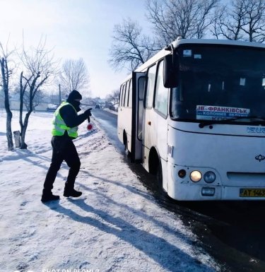 Фото 3 — На Прикарпатье ужесточили карантин по Covid-19, полиция установила 16 постов на дорогах