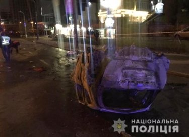 Фото 3 — ДТП в Киеве: Honda снесла бетонный столб, водитель сгорел заживо (ФОТО)