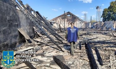 Фото 3 — На центральной площади Волчанска из-за вражеского обстрела погиб велосипедист (ФОТО)