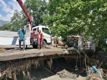 Фото 4 — Потоп в Ялте: 18 человек пострадали, один погиб и еще один пропал без вести (ФОТО)