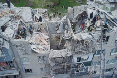 Фото 8 — В Славянске в результате ракетного обстрела частично разрушена пятиэтажка: погибло восемь человек (ФОТО, ВИДЕО)