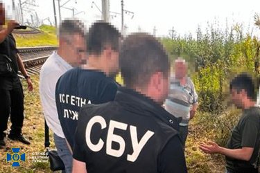 Фото 4 — На Хмельнитчине задержали агента ФСБ: устанавливал "GPS-маячок" для наведения российских ракет на объект Укрзализныци