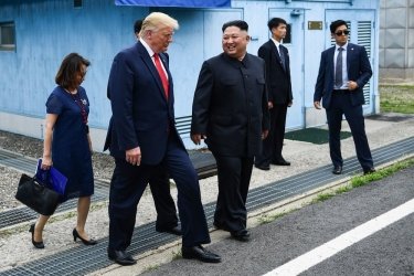 Фото 3 — Дональд Трамп и Ким Чен Ын провели встречу на границе Южной Кореи и КНДР (ФОТО, ВИДЕО)