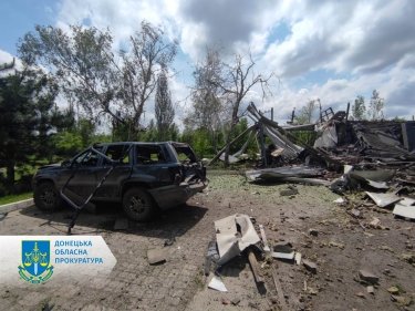 Фото 2 — Россияне сбросили авиабомбы на заправку и админздание в Торецке: есть жертвы