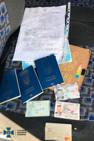 Фото 3 — За "услуги" просили до $5 тыс.: СБУ заблокировала еще 3 схемы нелегального выезда за границу (ФОТО)